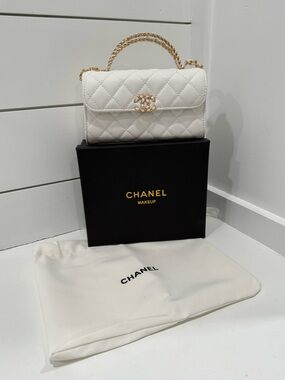 NEW CHANEL Makeup GWP White Quilted Shoulder Bag with Gold Chain Handle